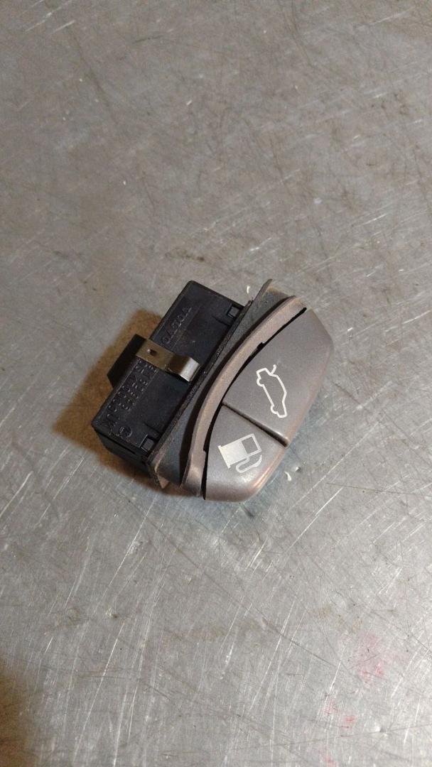 кнопка открытия багажника Volvo S70 1 поколение (1997 - 2000), 9162946 - фото №1