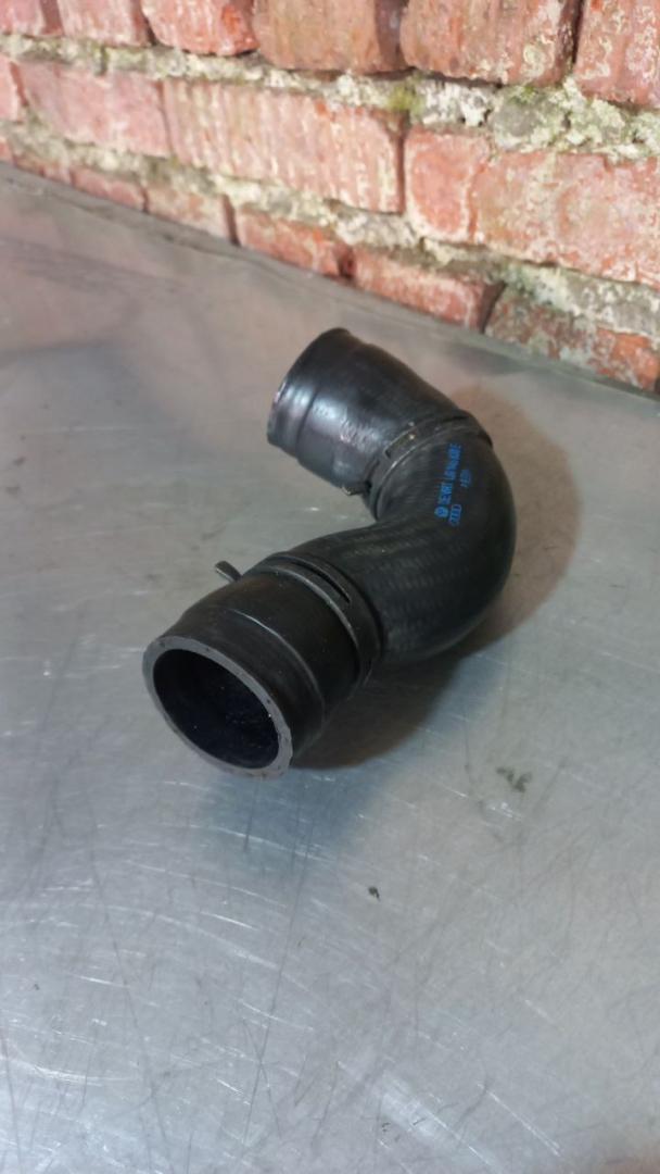 патрубок интеркулера Skoda Octavia 1 поколение (A4) (1996 - 2000), 1.9 л., дизель, 1J0145838E - фото №1