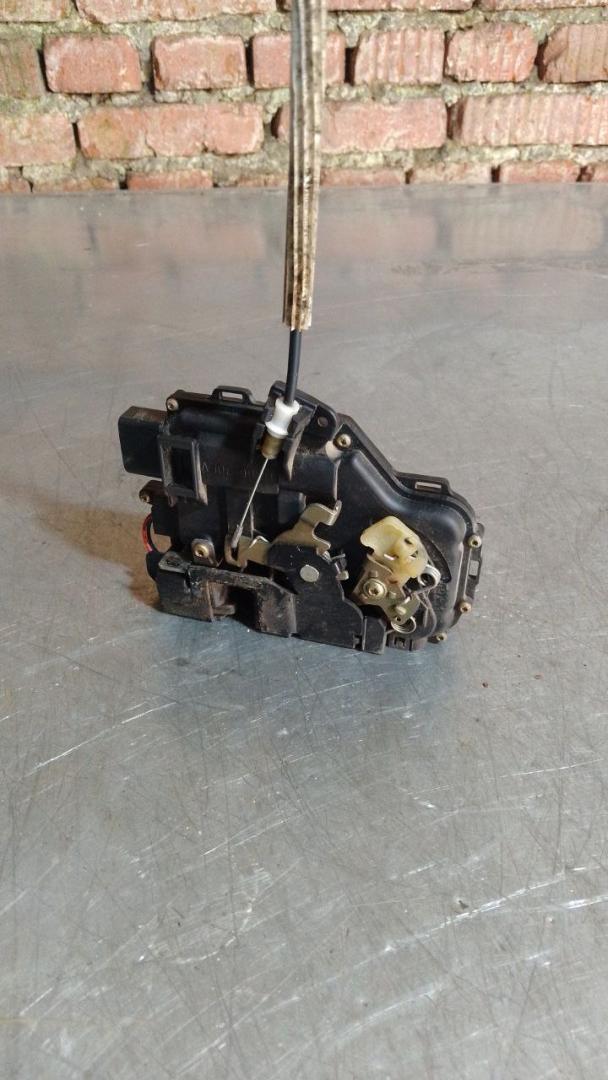 замок двери передней правой Audi A6 Allroad Quattro C5 (2000 - 2006) - фото №1