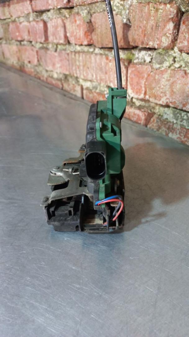 замок двери передней правой Volkswagen Golf 4 поколение 1999, хетчбэк 5 дв. - фото №1