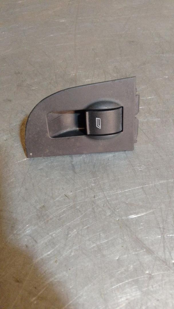 кнопка стеклоподъемника двери задней левой Audi A6 Allroad Quattro C5 (2000 - 2006), 4B0867419 - фото №1