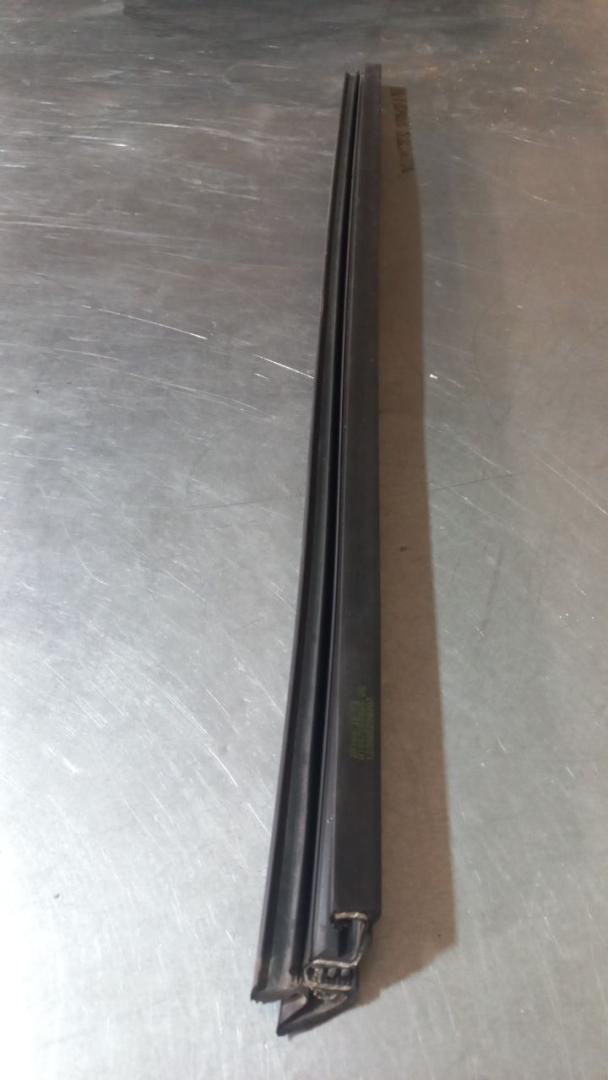 Уплотнитель стекла Mercedes-Benz M-Класс W164 (2005 - 2008), A16472509, A16471065, 123825000000 - фото №1