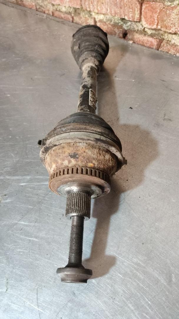 полуось передняя левая (приводной вал, ШРУС) Audi A6 Allroad Quattro C5 (2000 - 2006), 2.7 л., бензин, 4Z7407271E - фото №1