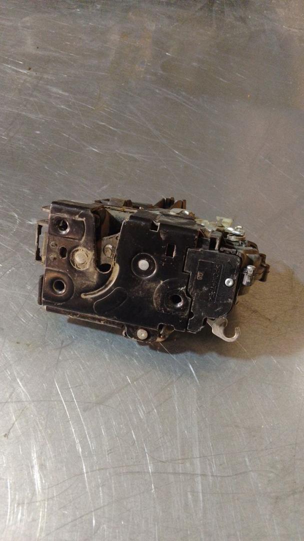 замок двери передней правой Skoda Superb 1 поколение (2001 - 2006) - фото №1