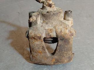 суппорт передний левый Volkswagen Polo 4 поколение (2001 - 2005), 1.4 л.