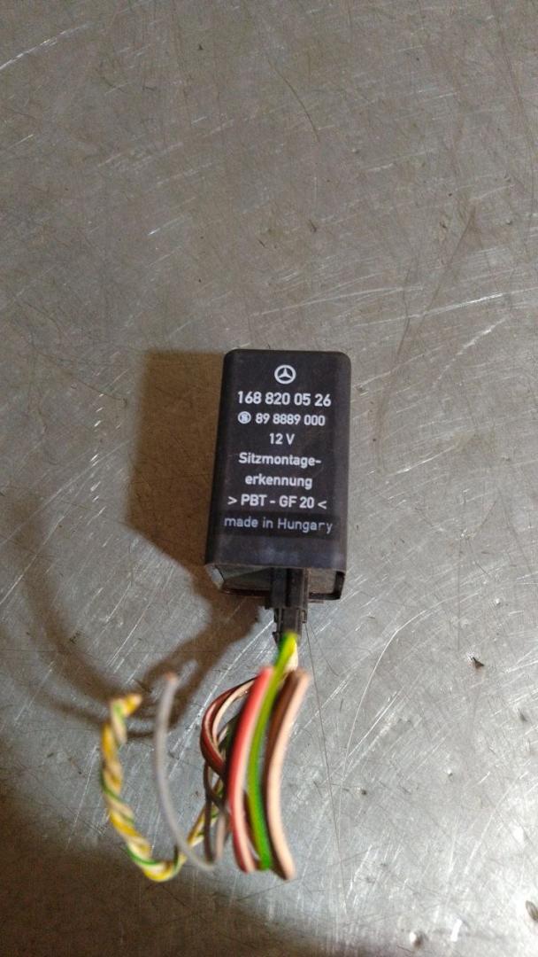 блок управления сиденьем Mercedes-Benz A-Класс W168 (1997 - 2001), 1688200526, 898889000 - фото №1