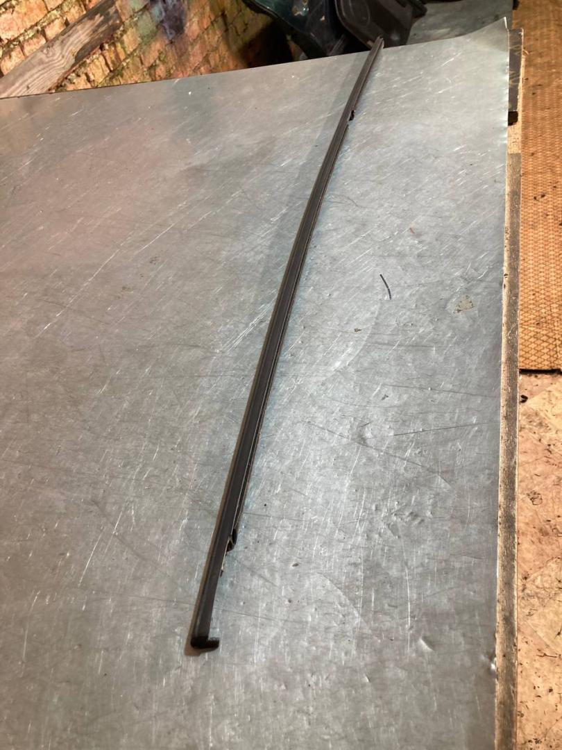 молдинг двери задней правой Skoda Superb 1 поколение (2001 - 2006) - фото №1