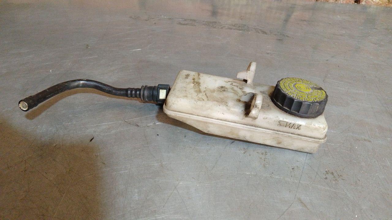 бачок тормозной жидкости Peugeot 307 1 поколение (2001 - 2005), 204224574 - фото №1