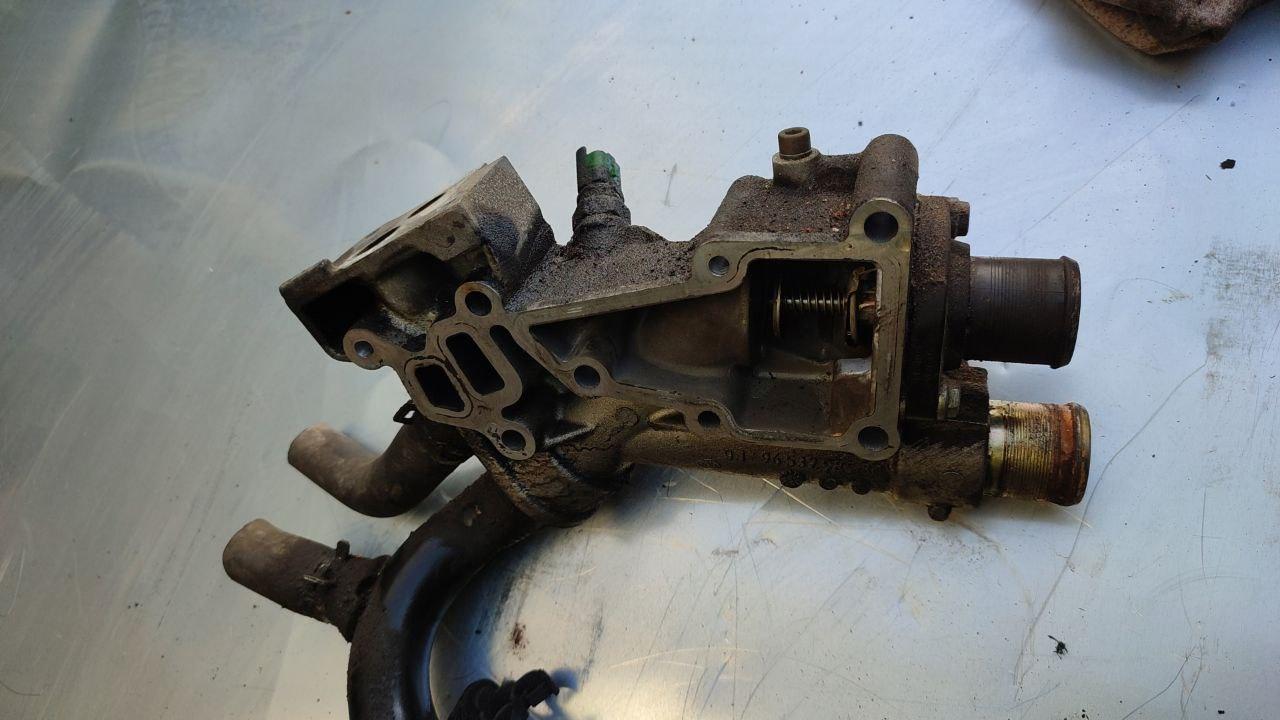 корпус термостата Peugeot 407 1 поколение (2004 - 2010), 2.0 л., бензин, 9653298580 - фото №1