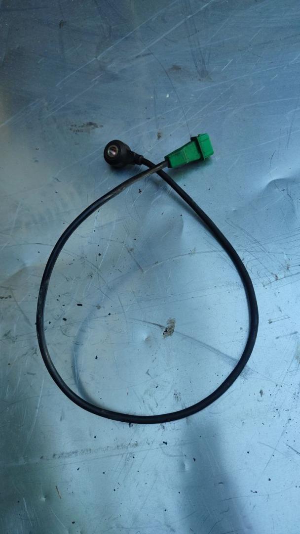 датчик детонации Volkswagen Passat B5 (1996 - 2001), 1.6 л., бензин, 054905377H - фото №1