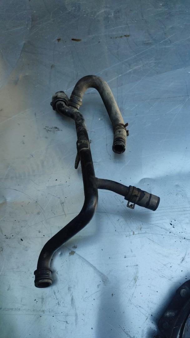 патрубок радиатора Volkswagen Passat B5 (1996 - 2001), 1.6 л., бензин - фото №1