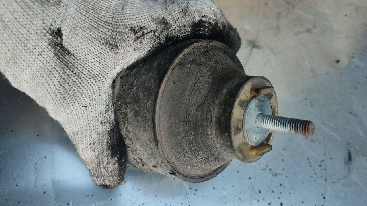 подушка крепления двигателя Volkswagen Passat B5 (1996 - 2001), 1.6 л., бензин, 8D0199379S - фото №1