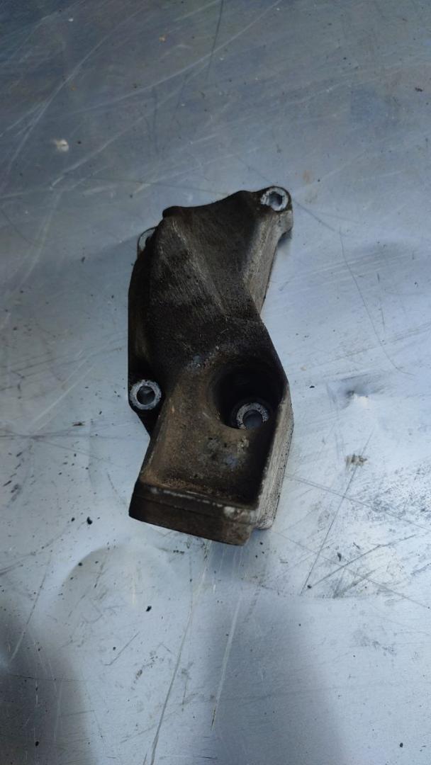 кронштейн двигателя Volkswagen Passat B5 (1996 - 2001), 1.6 л., бензин, 8D0199307P, 8DO199307P - фото №1