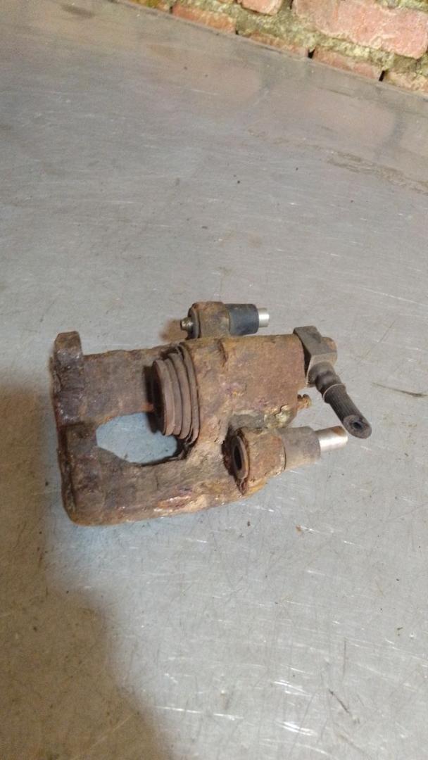 суппорт Chrysler Sebring 2 поколение 2002 - фото №1