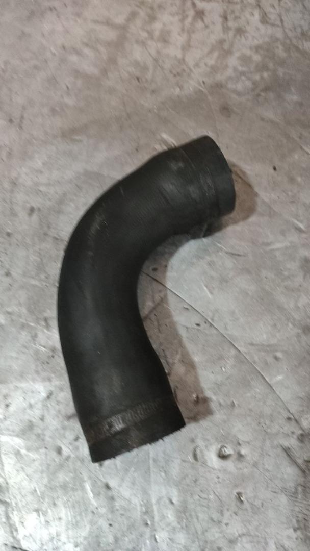 патрубок интеркулера Volkswagen Passat B5 (1996 - 2001), 1.8 л., бензин, универсал - фото №1