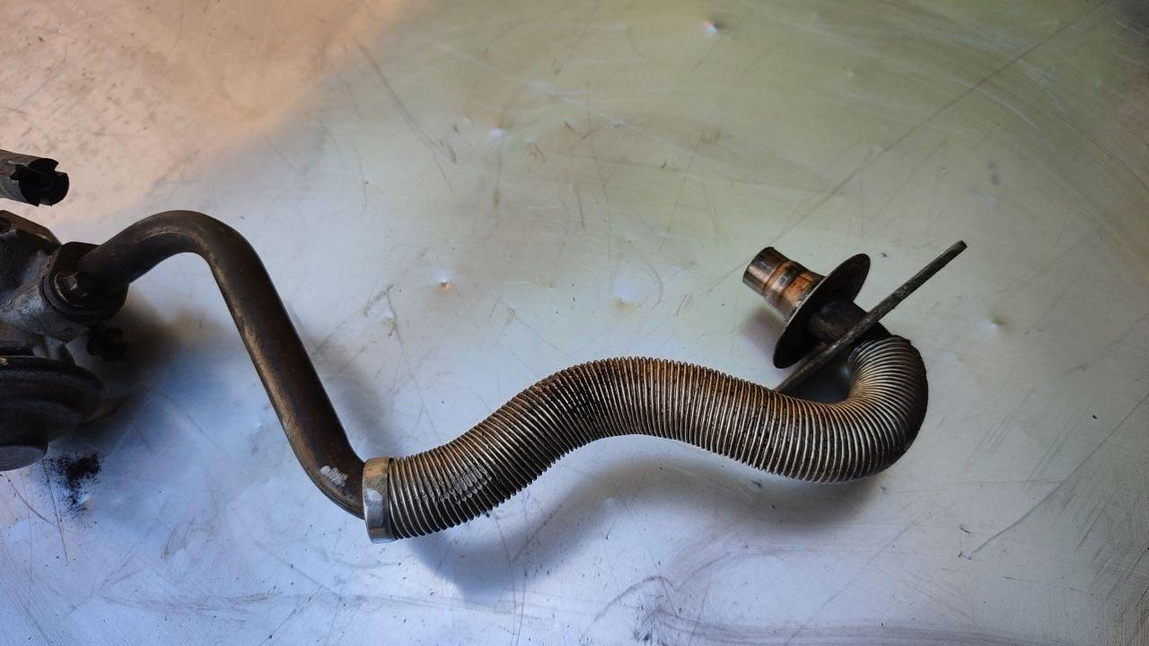 трубка системы рециркуляции EGR Dodge Caravan 4 поколение (2000 - 2007), 3.3 л., бензин - фото №1