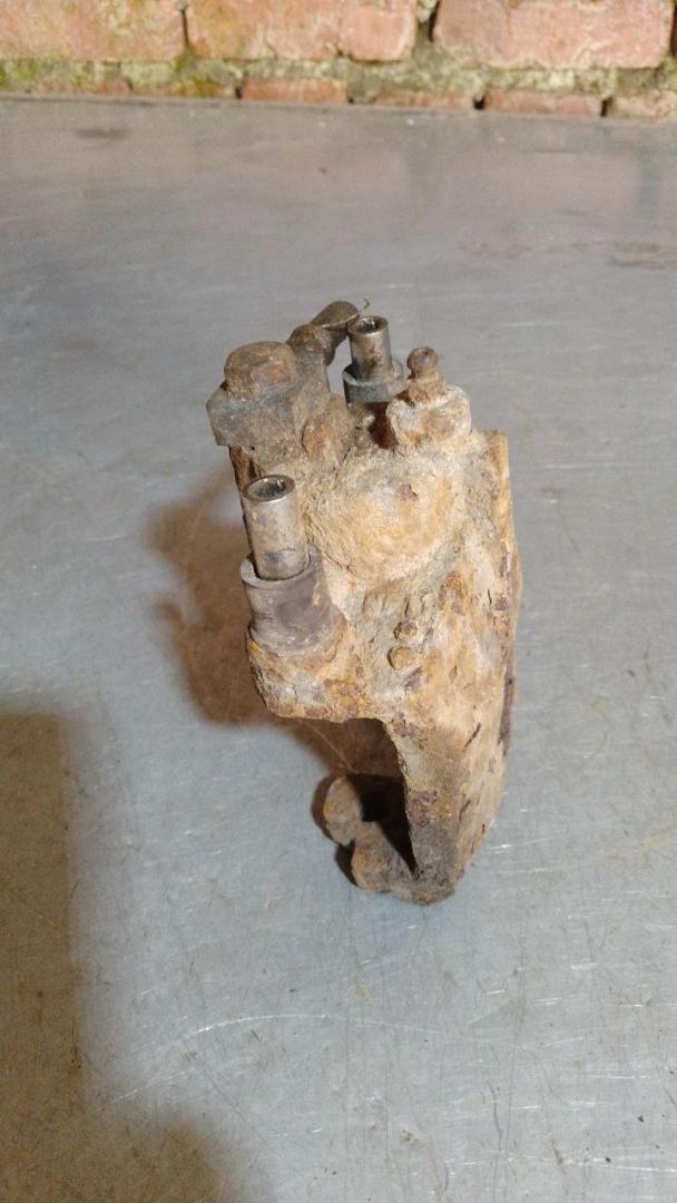 суппорт Chrysler Sebring 2 поколение 2002 - фото №1