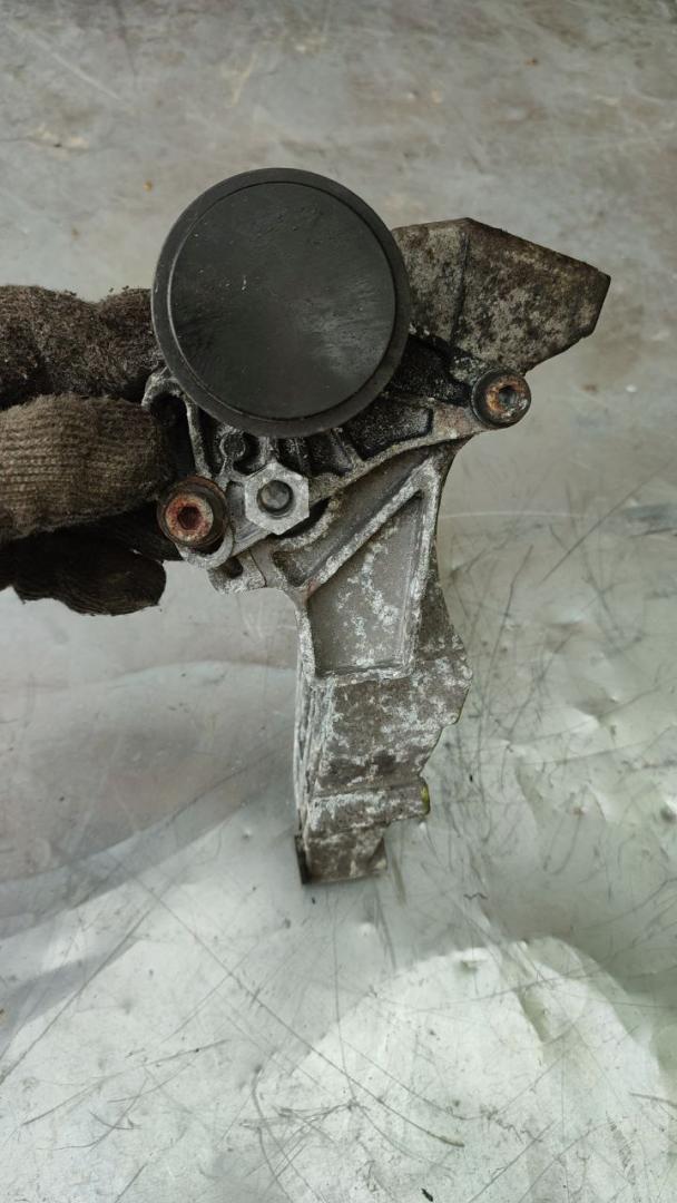 кронштейн компрессора кондиционера Volkswagen Passat B5 1997, 1.8 л., бензин, 068260885D - фото №1