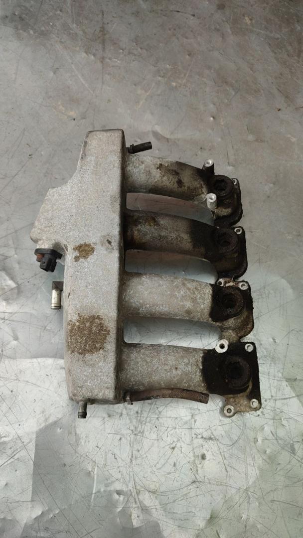 коллектор впускной Volkswagen Passat B5 1997, 1.8 л., бензин, 068133223AB - фото №1