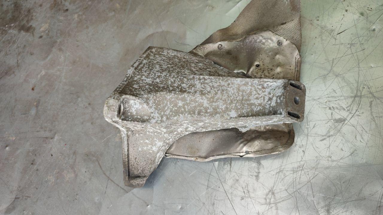 кронштейн двигателя Volkswagen Passat B5 1999, 1.8 л., бензин, 8D0199308AB - фото №1