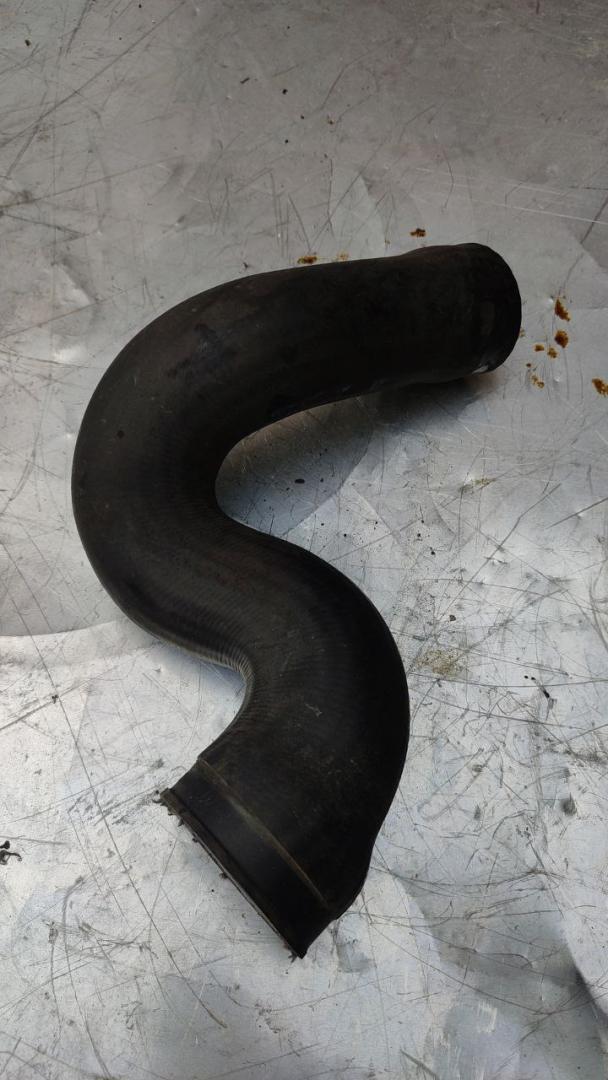 патрубок интеркулера Volkswagen Passat B5 (1996 - 2001), 1.8 л., бензин, универсал, 4B0145138B - фото №1