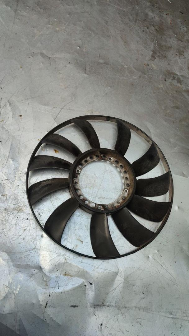 крыльчатка вентилятора (лопасти) Volkswagen Passat B5 1997, 1.8 л., бензин, 058121301B - фото №1