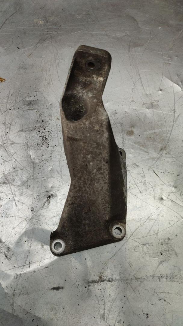 кронштейн двигателя Volkswagen Passat B5 (1996 - 2001), 1.8 л., бензин, 8D0199307P - фото №1