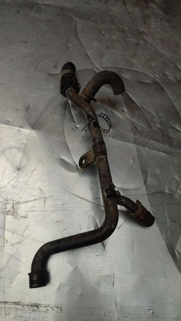 патрубок радиатора Volkswagen Passat B5 1997, 1.8 л., бензин - фото №1