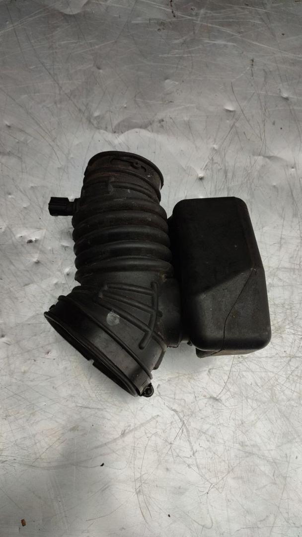 патрубок воздушного фильтра Dodge Caravan 4 поколение (2000 - 2007), 2.4 л., бензин, МКПП, 04861415AB - фото №1