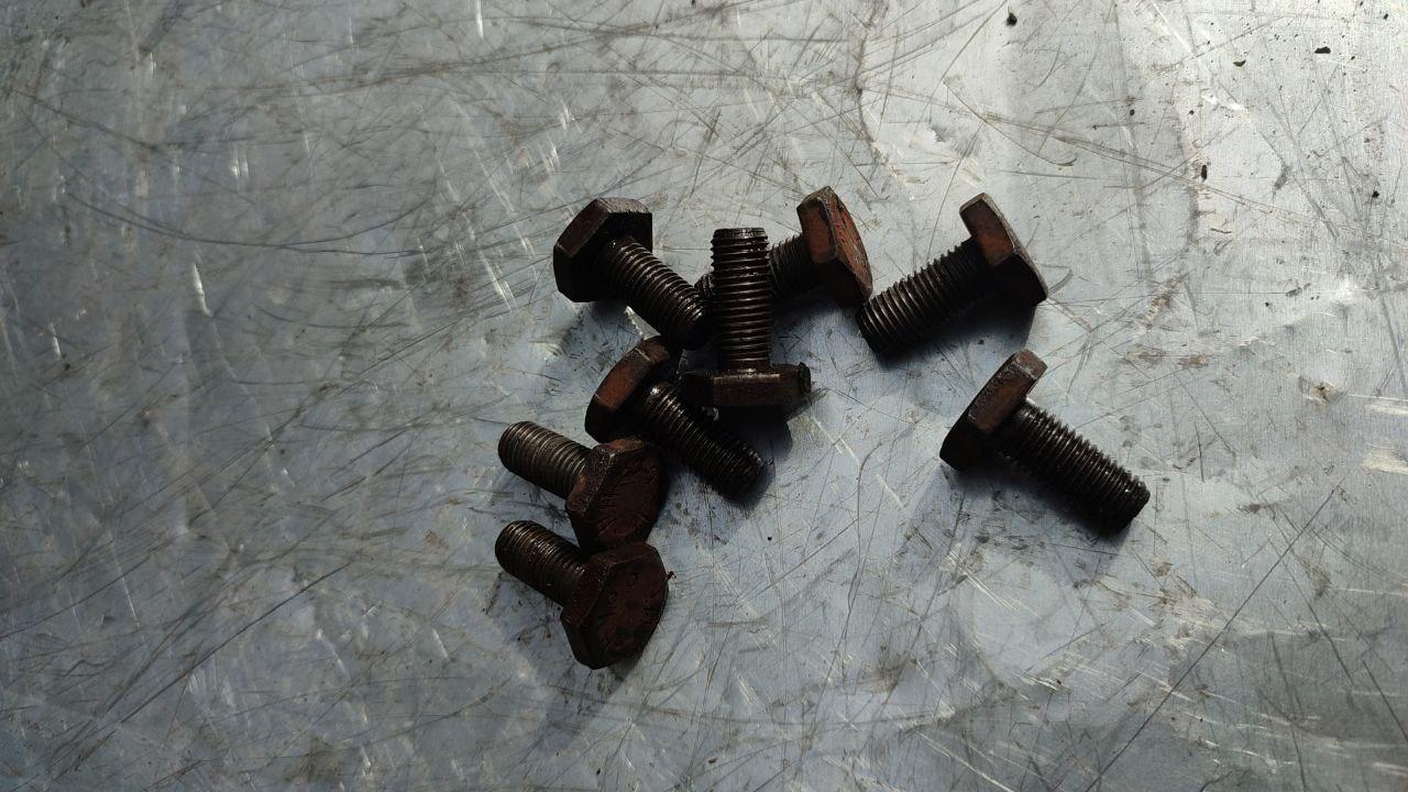 болт двигателя Saab 95 1 поколение (1959 - 1977), 2.0 л., бензин, МКПП - фото №1