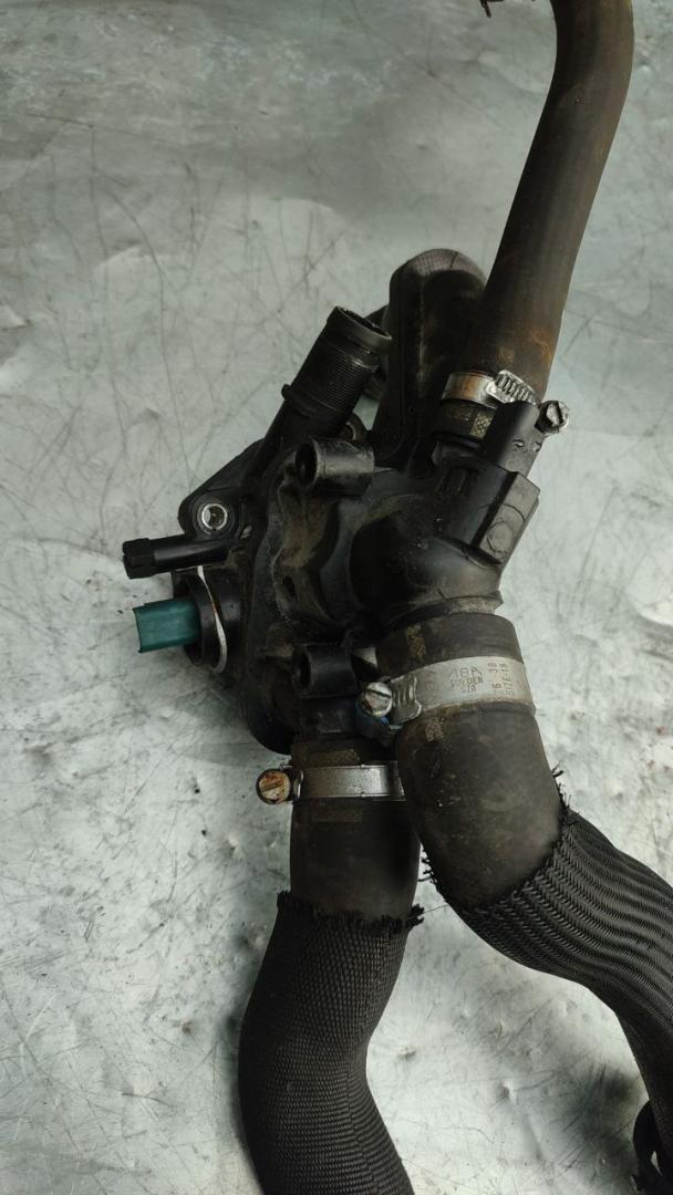 корпус термостата Peugeot 207 1 поколение (2006 - 2009), 1.6 л., бензин - фото №1