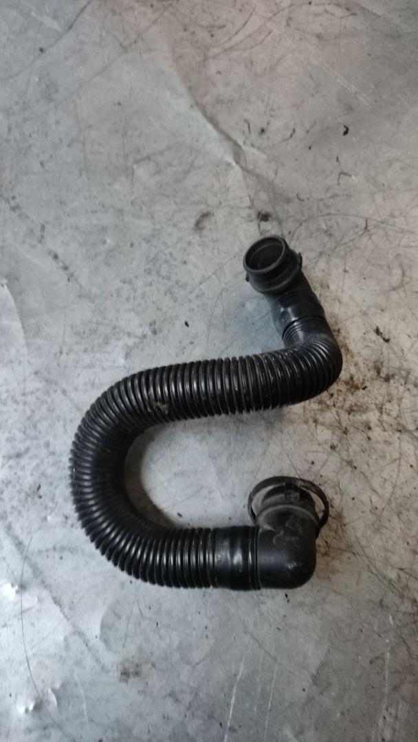 патрубок воздушного фильтра Volkswagen Caddy 3 поколение (2004 - 2010), 1.6 л., бензин, 1K0131149C - фото №1