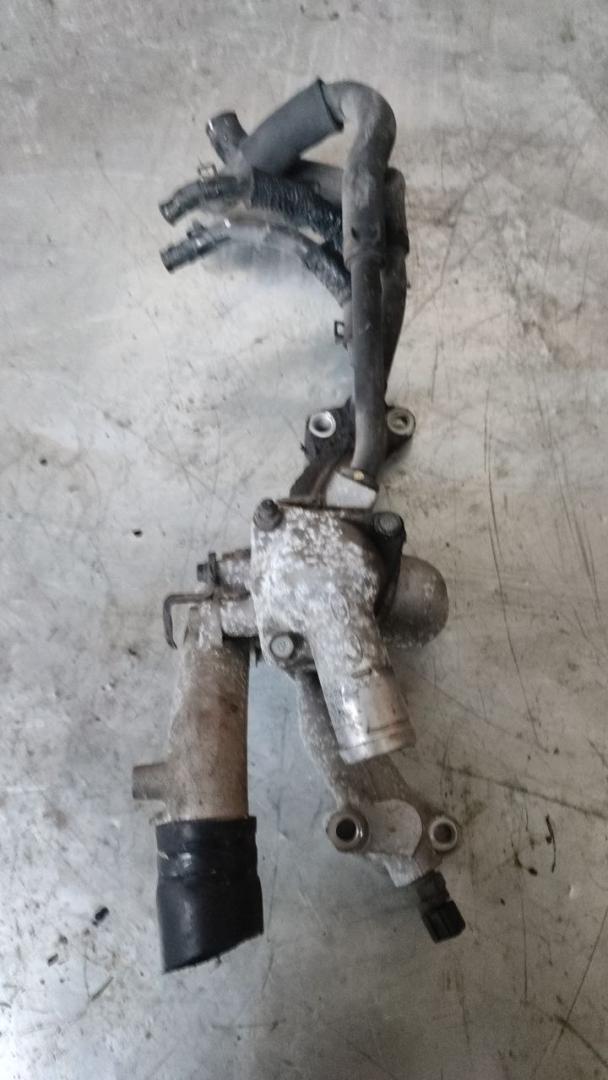 корпус термостата Hyundai Santa Fe 2 поколение (CM) (2005 - 2010), 2.7 л., бензин, 2562037350 - фото №1