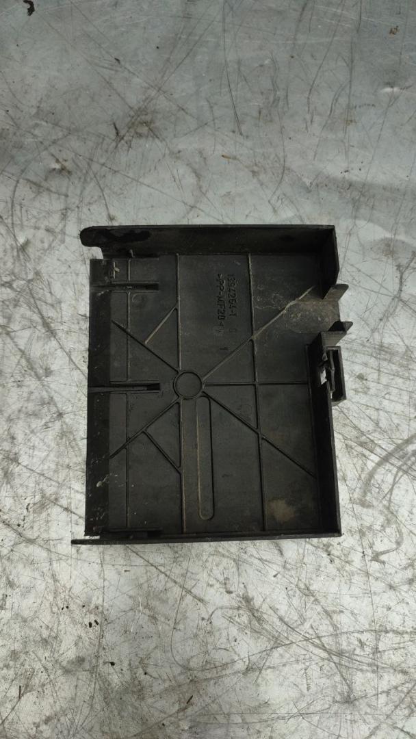 крышка блока предохранителей Ford Fiesta 5 поколение (2001 - 2007), 1.4 л., бензин, 13942541 - фото №1