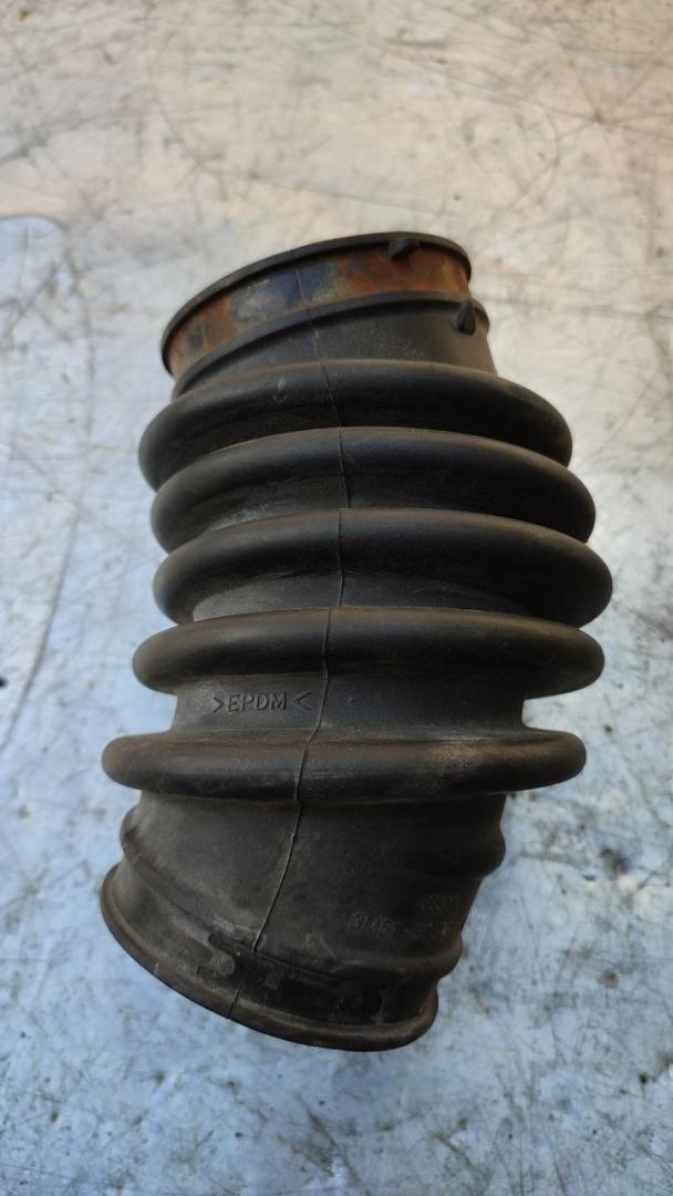 патрубок воздушного фильтра Ford Focus 2 поколение (2004 - 2008), 2.0 л., бензин, 3M519A673GC - фото №1