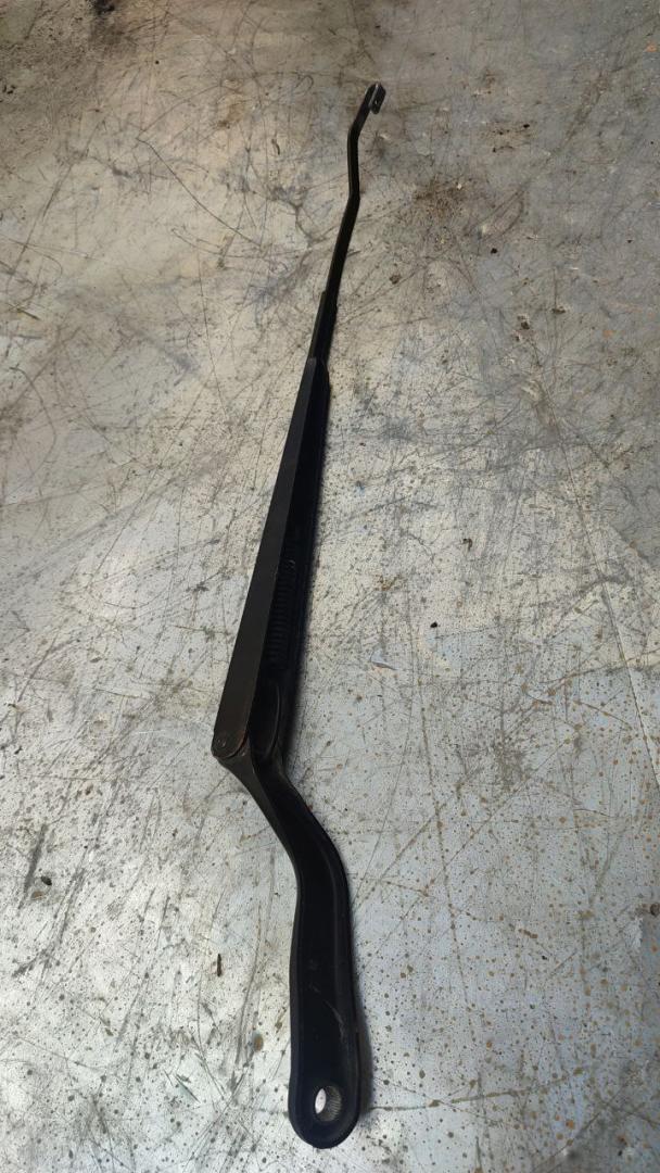 щеткодержатель (поводок стеклоочистителя, дворник) Ford Fiesta 5 поколение (2001 - 2007), 2S6117526AC - фото №1