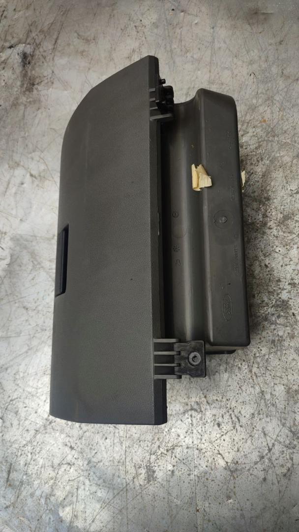 бардачок Ford Fiesta 5 поколение (2001 - 2007), 2S61A06024ADW, 98MF3C631AC - фото №1