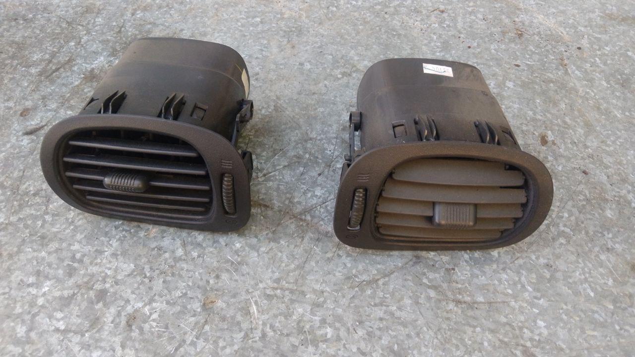 дефлектор обдува салона Dodge Caravan 4 поколение (2000 - 2007), 0SC95TRMAA - фото №1