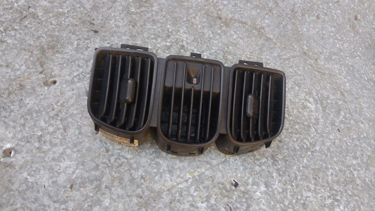 дефлектор обдува салона Dodge Caravan 4 поколение (2000 - 2007), 12221076, P12221076A, TKA106400446, 106400446 - фото №1