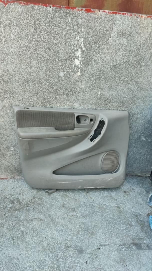 обшивка двери передняя левая Dodge Caravan 4 поколение (2000 - 2007) - фото №1