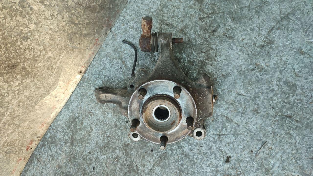 кулак поворотный левый Dodge Caravan 4 поколение (2000 - 2007), 04694949AA - фото №1