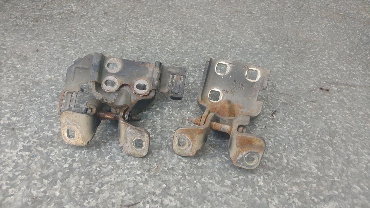 петля двери Dodge Caravan 4 поколение (2000 - 2007) - фото №1