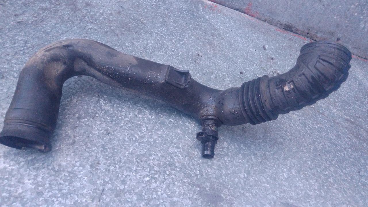 патрубок интеркулера Dodge Caravan 4 поколение (2000 - 2007), 2.8 л., дизель, 11302058F - фото №1