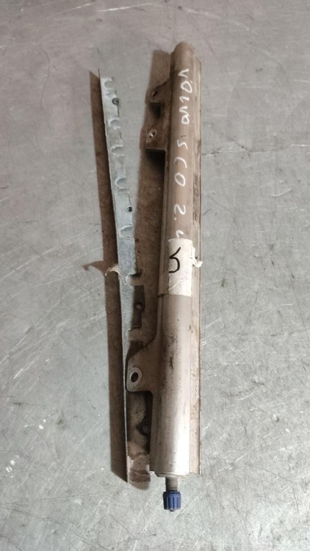 топливная рампа Volvo S60 1 поколение (2000 - 2004), 2.4 л., бензин, 9202710 - фото №1