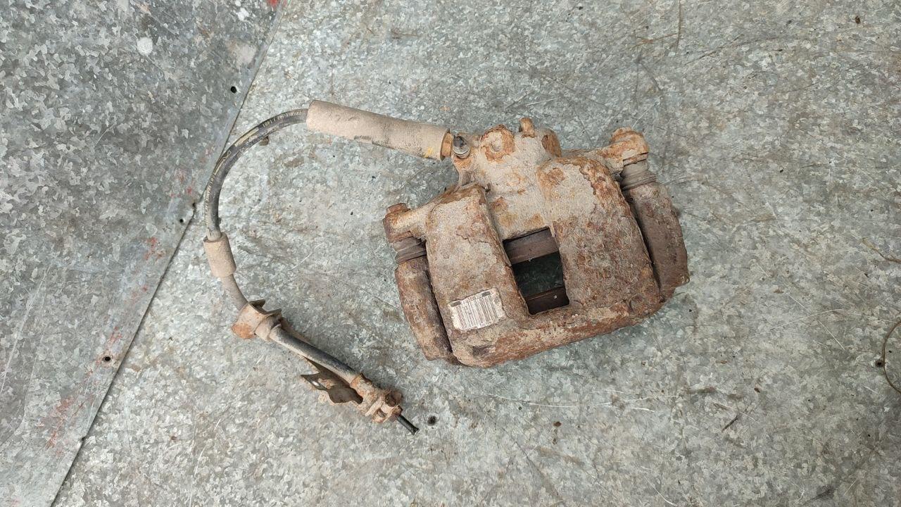 суппорт передний правый Peugeot 307 1 поколение 2003 - фото №1