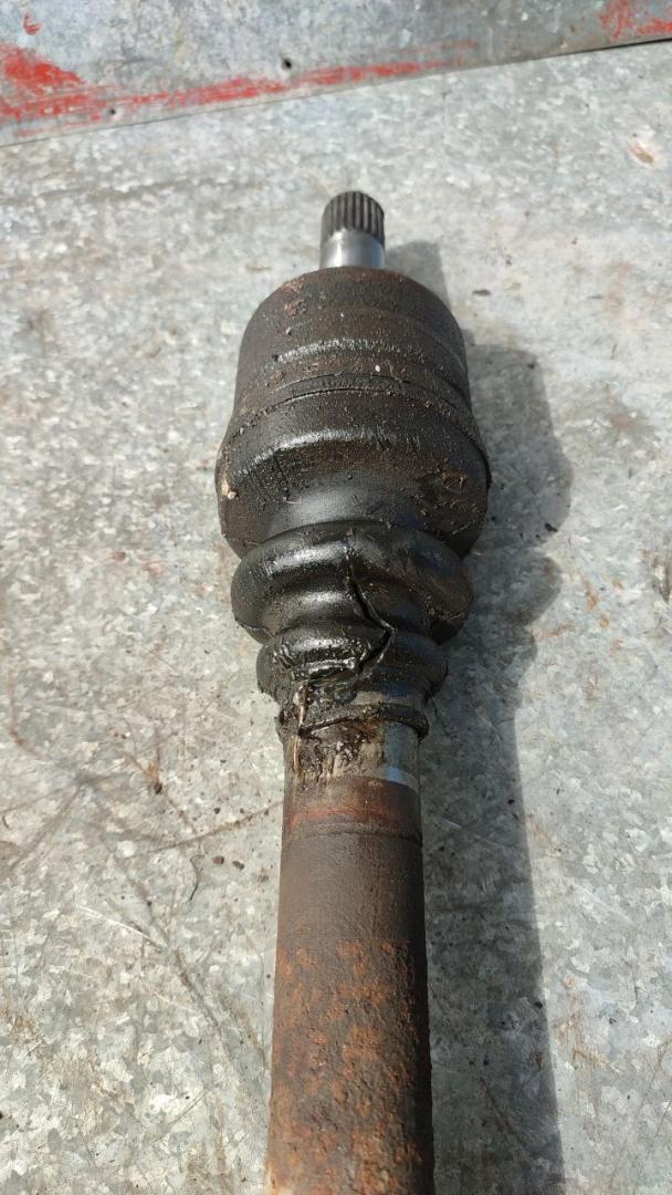 полуось передняя левая (приводной вал, ШРУС) Peugeot 307 1 поколение 2004, 2.0 л., дизель, МКПП - фото №1