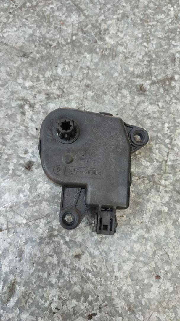 моторчик заслонки печки Dodge Caravan 4 поколение (2000 - 2007), 2.8 л., дизель, 04885465AA - фото №1