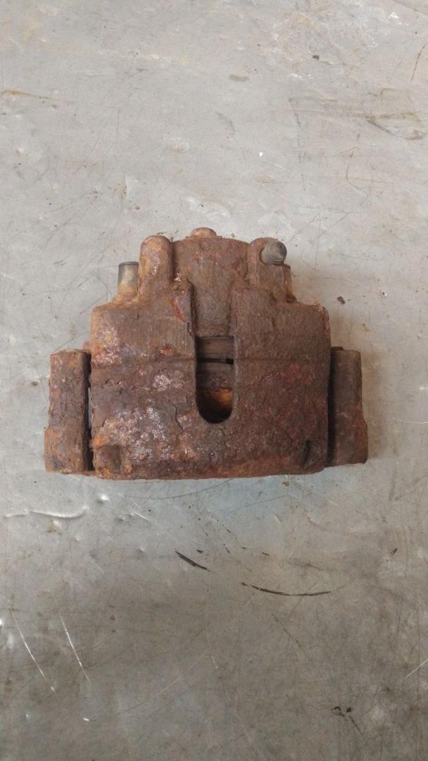 суппорт передний левый Chrysler Sebring 2 поколение (2000 - 2003) - фото №1