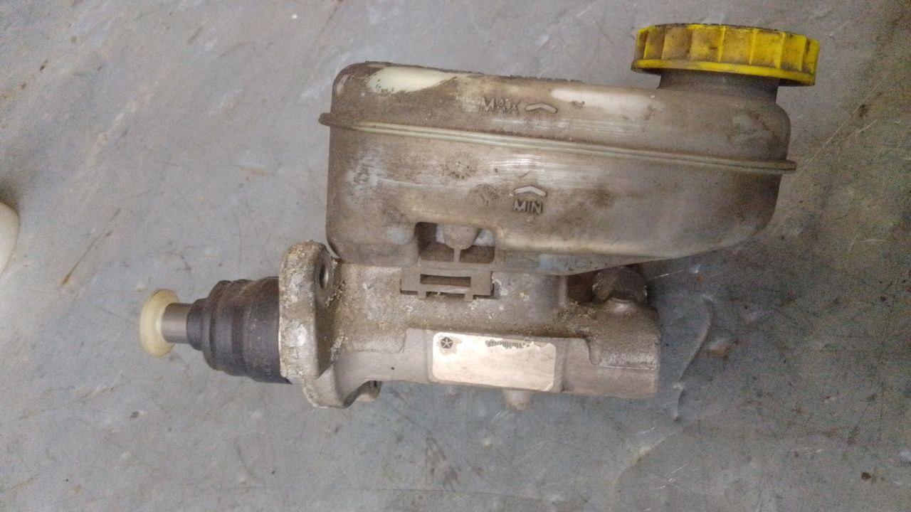 цилиндр тормозной главный Chrysler Sebring 2 поколение (2000 - 2003) - фото №1