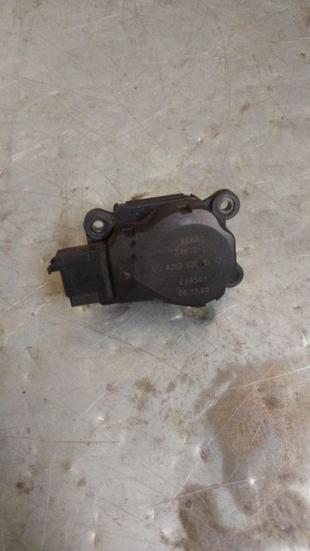 моторчик заслонки печки Mercedes-Benz C-Класс W203/S203/CL203 (2000 - 2004), A2038201642, 2038201642, 73625L - фото №1